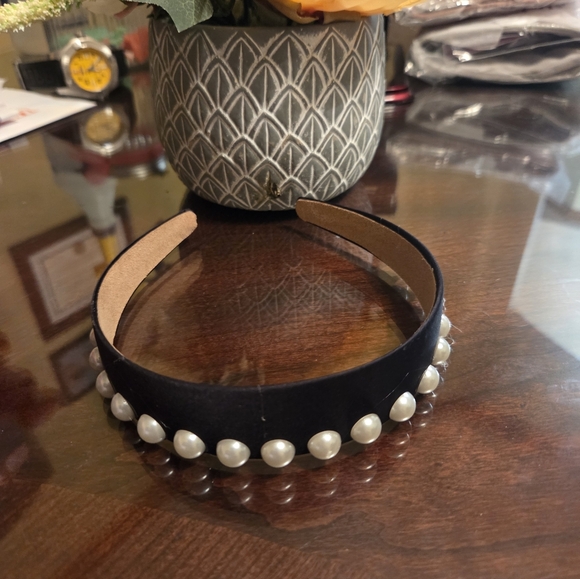 Handcrafted Elegant Black Pearl Headband - Picture 2 of 4